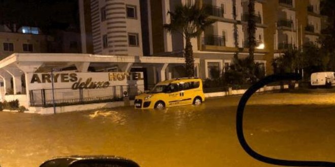 Marmaris'te sağanak: Evleri su bastı, yollar kapandı