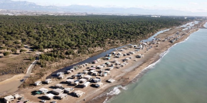 Caretta caretta kumsalı, kaçak barakayla doldu