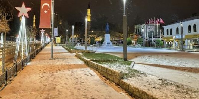 Edirne'de başlayan kar yağışı etkisini sürdürüyor