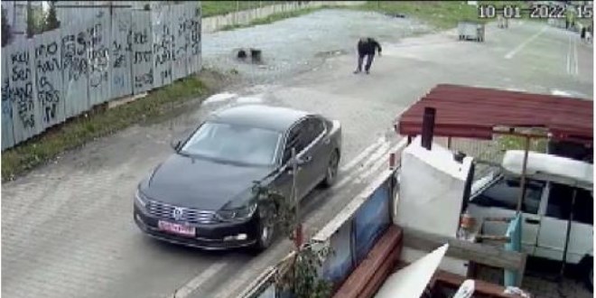 Plakasında