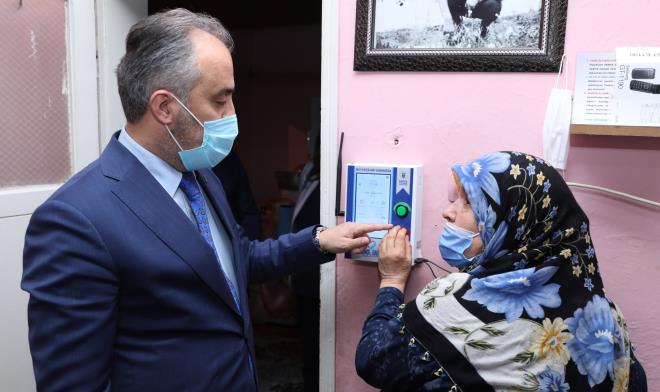 Bursa Büyükşehir Belediyesi, tümüyle yerli yazılımların kullanıldığı, donanımsal entegrasyonları ile dünyada bir ilk olan proje ile ciddi sağlık sorunu yaşayan yaşlı vatandaşları anlık olarak takip ediyor. Teknolojinin tüm imkanlarını en iyi şekilde kullanan Büyükşehir Belediyesi, VR tabanlı Sağlıklı Yaşam Terapi Modeli ile de bağımlılıkla mücadele konusunda akıllı uygulamaları devreye aldı.