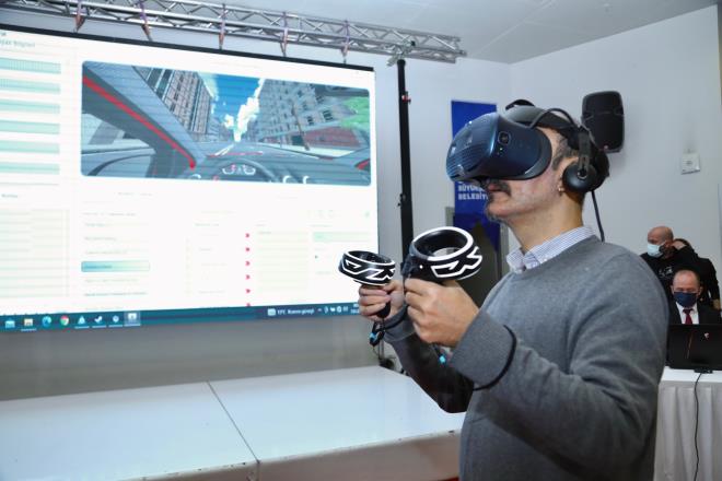 Özellikle yalnız yaşayan yaşlı vatandaşların sağlık durumları anlık takip ediliyor. Yaşlı hastaların anlık takibi için 'geliştirilen akıllı bileklik ile' 6 dakikada bir nabız ölçümü yapılıp, belirlenen değerler evde bakım merkezine aktarılıyor. Her hastaya özel belirlenen yüksek veya düşük nabız değerleri saptandığında, sistem alarm veriyor ve sağlık ekibi devreye gidiyor. Sisteme entegre kablosuz acil durum butonu ise panelin bulunduğu oda dışında gelişen acil durumlarda hayat kurtarmaya göre tasarlandı. Örneğin geçirdiği anlık rahatsızlık sonucu düşen ve olduğu yerden kalkamayan yaşlılar, üzerlerinde taşıdıkları kablosuz acil durum butonunu 2 saniye basılı tuttuklarında çağrı merkezine acil durum uyarısı geliyor. Uyarının ardından yaşlının yakınlarına ve evde bakım merkezine eş zamanlı çağrı yapılarak, anında müdahale imkanı sağlanıyor. Bunun yanında akıllı panel üzerindeki yangın ve karbonmonoksit sensörleri ile muhtemel yangın veya soba zehirlenmelerinde ev içinde çalan alarm ile hastalar uyarılıyor aynı zamanda merkeze sinyal gönderiliyor.