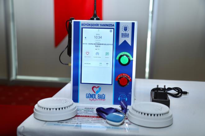 Evde tanı ve tedavi<br>  Sanayi ve Teknoloji Bakanlığı çatısı altında faaliyet gösteren Bursa Eskişehir Bilecik Kalkınma Ajansı Genel Sekreteri Muhammed Zeki Durak da evde tanı ve tedavi sistemlerinin tüm dünyada önem kazandığı bir dönemde Bursa Büyükşehir Belediyesi'nin trende çok iyi ayak uydurduğunu söyledi. Projede yer almanın kendileri açısından da mutluluk verici olduğunu ifade eden Durak, 'Proje sayesinde, sağlık hizmetlerine ulaşım konusunda sorun yaşayan tüm ilçelerdeki hastalara ulaşılmış olacak. Projede emeği geçen herkese teşekkür ediyorum' diye konuştu.