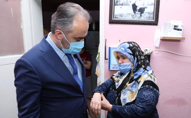 Ulaşımdan altyapıya, kentsel dönüşümden çevreye kadar her alanda önemli yatırımlarla Bursa'yı geleceğe hazırlayan Büyükşehir Belediyesi, sosyal hizmetler anlamında örnek projeleri kente kazandırmaya devam ediyor. Evde Hasta Bakım Merkezi bünyesinde 143 personel, 25 ambulans ve 46 araçla bugüne kadar 60 bine yakın hastaya 1 milyon 153 bin kez sağlık hizmeti götüren Büyükşehir Belediyesi, yine madde bağımlılığıyla mücadele kapsamında bugüne kadar 2084 bağımlı ile 13 bin 706 görüşme ve bağımlı yakınları ile de 9 bin bireysel görüşme gerçekleştirdi. Toplum sağlığını yakından ilgilendiren bu iki konuda teknolojinin tüm imkanlarını sonuna kadar kullanan Büyükşehir Belediyesi, akıllı sağlık uygulamaları kapsamında adeta devrim niteliğinde iki yeni projeyi devreye aldı. Yalnız yaşayan risk gurubundaki 65 yaş ve üzeri vatandaşları 7/24 takibe alan 'Gönül Bağı' projesi ile madde bağımlılığı ile mücadelede kullanılacak ?VR tabanlı Sağlıklı Yaşam Terapi Modeli?, düzenlenen basın toplantısı ile kamuoyuna tanıtıldı.