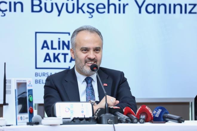 'Şehre değer katıyoruz'<br>  Bursa Büyükşehir Belediye Başkanı Alinur Aktaş?ın ?Merinos Atatürk Kongre ve Kültür Merkezi'nde (Merinos AKKM) düzenlenen ve akıllı sağlık uygulamalarının açıklandığı' basın toplantısına, BEBKA Genel Sekreteri Muhammed Zeki Durak ile Bursa Kent Konseyi Başkanı Şevket Orhan da katıldı. Büyükşehir Belediyesi'nin akıllı şehircilik vizyonunu öne çıkaran iki yeni projeyi daha devreye almasının mutluluk verici olduğunu kaydeden Başkan Aktaş, 'Her ikisi de Türkiye'ye örnek olmuş projeler. Ciddi teknolojik altyapı kullanılarak hazırlandı. Yaşlı ve hastalara hizmet veren Gönül Bağı projemiz BEBKA'dan, 'VR Tabanlı Sağlıklı Yaşam Terapi Modeli' projemiz de Türkiye Belediyeler Birliği'nden hibe aldı. Sağlık Bakanlığımız, Aile ve Sosyal Politikalar Bakanlığımız ile ilgili kurum ve kuruluşlar tarafından bu tür hizmetler veriliyor. Ancak biz Büyükşehir Belediyesi'nin gücünü ve imkanlarını kullanarak, hizmetleri çeşitlendirmek noktasında projeler üretmeye çalışıyoruz. Bursa gibi artık nüfusu 3 milyonu aşmış, her geçen gün sanayileşen, alt kattakinin üst kattakini tanımadığı ilişkilerin olduğu bir ortam içerisinde her bir insanımıza ulaşmak, kıyıda köşede kalmış kişilere hizmet götürmek öncelikli hedefimizdir. Proje üretmeye, şehre değer katmaya, şehrin her bir köşesine ulaşmaya devam edeceğiz' dedi.