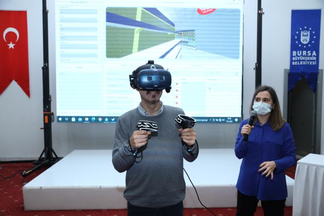 Bağımlılıkla 'sanal' mücadele<br>  Büyükşehir Belediyesi'nin toplum sağlığını yakından ilgilendiren diğer projesi olan 'VR Tabanlı Sağlıklı Yaşam Terapi Modeli' de hem Türkiye Belediyeler Birliği'nden hibe aldı hem de Cumhurbaşkanlığı himayesinde Çevre ve Şehircilik Bakanlığı ile Sanayi ve Teknoloji Bakanlığı işbirliğiyle düzenlenen Akıllı Şehirler ve Belediyeler Kongre ve Sergisi'nde ödüle değer görüldü. Madde bağımlılığı ile mücadeleyi inovatif yaklaşımla desteklemek üzere geliştirilen proje sayesinde, bağımlıya o ortamlarda bulunma hissi verilerek, bağımlılıkla nasıl mücadele etmesi gerektiği öğretiliyor.