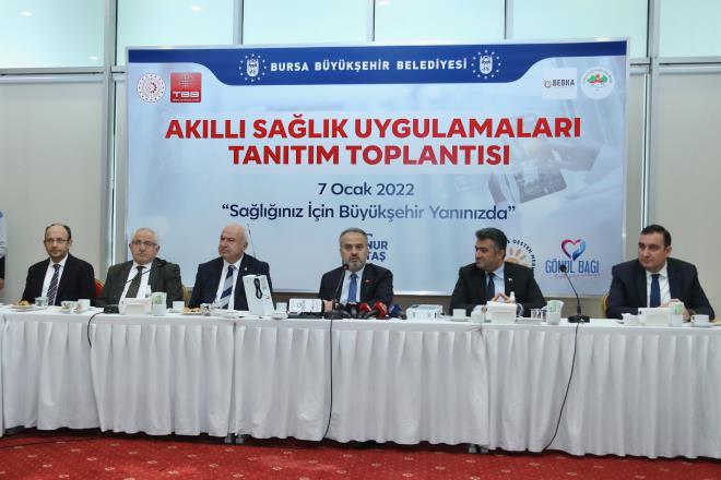 Sağlık parmağınızın ucunda<br>  Büyükşehir Belediyesi'nin BEBKA'nın Sosyal Gelişmeyi Destekleme Programı'ndan (SOGEP) hibe alan Gönül Bağı projesi, yalnız yaşayan yaşlı ve hasta vatandaşları adeta hayata bağlıyor. Tümüyle yerli yazılımların kullanıldığı, donanımsal entegrasyonları ile dünyada bir ilk olan proje sayesinde ciddi sağlık sorunu yaşayan yaşlı vatandaşlar, numara çevirme derdi olmadan, sadece bir butona basarak sağlık birimine bağlanabiliyor. Evlere kurulan akıllı paneller, güvenlik sensörleri, nabız ölçer bileklikler ve kablosuz acil durum butonu ile hasta ve yaşlılar 7/24 takip altına alınıyor. Panel üzerindeki yeşil butona basan kullanıcılar, numara çevirmeden, santralde kuyruk beklemeden, doğrudan Evde Bakım Merkezi'ne ulaşarak ihtiyaçlarını dile getirebiliyor. Zehirlenme, kırık, nefes zorluğu çekme, şiddetli yaralanma ve benzeri gibi acil durumlarda ise kırmızı butona basılması halinde adrese doğrudan ambulans yönlendiriliyor.