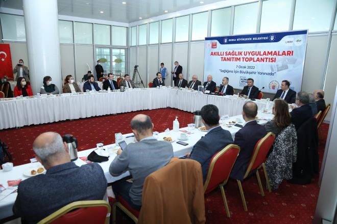 Toplantının sonunda Başkan Aktaş, 'Gönül Bağı' projesinin akıllı paneli üzerinden merkeze bağlanarak, görüşme gerçekleştirdi. Ayrıca 'VR Tabanlı Sağlıklı Yaşam Terapi Modeli' de uygulamalı olarak gösterildi. Sanal gerçeklik gözlüğünü takan bir basın mensubuna, stresle başa çıkma ve korkuları yenme gibi tedavi metotları uygulamalı olarak gösterildi.