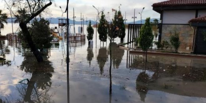 Göl taştı, işletmeler su altında kaldı