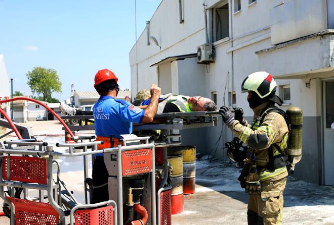 Vatandaşın can ve mal güvenliğinin korunması bakımından belediyelerin en hayati önem taşıyan hizmet alanını oluşturan itfaiye, yaptığı hizmetlerle Bursalılara güven vermeye devam ediyor. Büyükşehir Belediyesi tarafından ekip ve ekipman anlamında ihtiyaçlar doğrultusunda sürekli güçlenen İtfaiye Daire Başkanlığı, Bursa?da toplam 576 personelle hizmet veriyor. Bütünşehir uygulamasının ardından merkeze uzak bölgelerde gönüllü itfaiyecilik uygulamasıyla 755 gönüllüyü de alev savaşçıları arasına katan İtfaiye Dairesi Başkanlığı ekipleri, 2020 yılında 18 bin 25 olaya müdahale ederken, bu sayı 2021 yılında 19 bin 164?e çıktı.