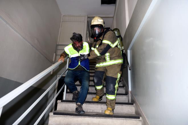 Saatte bir yangın çıkıyor<br>  Bünyesindeki 121 itfaiye aracının yanında 80 gönüllü istasyonda 70 traktör tankeri ve 13 itfaiye aracıyla hizmetlerini yürüten Bursa itfaiyesi, 2021 yılında 9166 yangın, 9669 arama kurtarma ve 329 adet farklı olaylara müdahale etti. Bu verilere göre, 2021 yılında günde 25.1, saatte ise ortalama 1.04 yangın çıktı. Yine trafik kazaları, insan ve hayvan kurtarma faaliyetleri kapsamında günde 26.4, saatte 1,1 arama kurtarma çalışması yapıldı.<br>  En çok itfaiye olayı 5073 ile Osmangazi?de yaşanırken, onu 3045 ile Yıldırım, 2650 olayla Nilüfer, 1992 olayla İnegöl ve 1194 olayla Gemlik takip etti. En fazla yangın 4518 ile arazi otluk ve çöplük alanlarında çıkarken, 1587 konut yangını, 780 taşıt yangını, 204 de orman ve fidanlık alan yangını yaşandı. 2021 yılında 727 trafik kazasına müdahale edilirken, 6291 hayvan kurtarma ve 1448 insan kurtarma faaliyeti yapıldı.