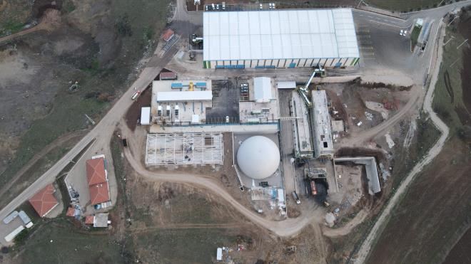 Küresel ısınmanın yol açtığı sonuçlar bütün dünyada olduğu gibi Türkiye?de de önemi giderek artan sorunlar arasında yer alırken, Bursa Büyükşehir Belediyesi iklim değişikliğiyle mücadeleden taviz vermiyor. Mevcut kaynakların en verimli şekilde kullanılması hedefiyle kentin altyapısını güçlendiren Büyükşehir Belediyesi, enerji tüketiminin yenilenebilir kaynaklardan sağlanması için de her yıl yeni yatırımları devreye alıyor. Bu kapsamda Bursaray İstasyonlarının çatısını güneş enerji santraline dönüştürmeye başlayan Büyükşehir Belediyesi, Yenikent Katı Atık Depolama sahasında metan gazından elektrik üretimi ve BUSKİ?nin su deposu girişlerine kurulan HES?lerle yenilenebilir enerji kaynağı kullanımını giderek artırıyor. Son olarak yap işlet devret modeliyle kente İnegöl Entegre Katı Atık Tesisini kazandıran Büyükşehir Belediyesi, bu proje ile hem elektrik enerjisi üretiyor hem de sahaya giden atık miktarını yarı yarına düşürüyor.