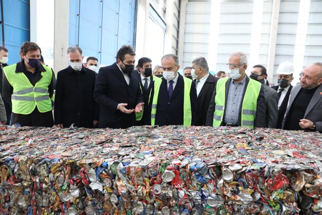 30 bin konutluk enerji<br>  Bursa'da oluşan günlük 3500 ton evsel nitelikli atığı doğu ve batı havzası olarak ikiye ayrılan alanlarda depoladıklarını kaydeden Başkan Aktaş, 'Doğu bölgesinde halihazırda düzenli depolama sahası olarak 2012 yılından beri hizmet veren bu alanı entegre bir tesise dönüştürdük. Tesise gelecek karışık belediye atıkları mekanik ayırma tesisinde cinslerine göre ayrıldıktan sonra organik atıklar biyogaz tesisine alınarak metan gazından elektrik üretiliyor. Bakiye atıklar düzenli depolama alanına, kalorifik değeri olan atıklar atıktan türetilmiş yakıt hazırlama tesisine, geri kazanımı mümkün atıklar ise lisanslı firmalara gönderiliyor. Bu işlemler sayesinde sahaya giden atık miktarında yüzde 50?lik bir azalma meydana gelmektedir. Biyogaz tesisinde ilk tankımız devreye alındı. Şuan yaklaşık saatte 2 megawatt enerji üretiliyor. Yılsonuna kadar toplamda 4 adet tank devreye alınacak. Organik atıktan enerji üretim kapasitesi yaklaşık 8 megawatt/saate ulaşacak. Bu değerlere bakıldığında düzenli depolama sahasından elde edilen deponi gazı ile birlikte 10 megawatt /saat enerji üretimi gerçekleştirilerek, yaklaşık 30.000 konutun enerji ihtiyacı karşılanmış olacak. Aynı zamanda yılda 235.000 ton karbondioksit eşdeğeri sera gazı da engellenmiş olacak' diye konuştu.