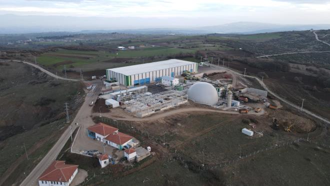 Küresel sorun<br>  Bursa Büyükşehir Belediye Başkanı Alinur Aktaş, beraberindeki Bursa Milletvekili Muhammet Müfit Aydın ve İnegöl Belediye Başkanı Alper Taban ile birlikte yaklaşık 25 milyon dolarlık bir yatırımla hayata geçirilen Entegre Katı Atık Bertaraf Tesisini yerinde inceledi. Yüklenici firmanın yetkililerinden tesisin çalışma sistemi hakkında bilgi alan Başkan Aktaş, 'İklim değişikliği küresel ölçekte en büyük çevre sorunlarından birisi olarak kabul ediliyor. Tarım ve gıda, temiz su ve sağlık başta olmak üzere hayatımızın her safhasını etkilemekte ve ülkelerin bu konularda çözüm çabalarını artırmalarını zorunlu kılıyor. Bu çerçevede Paris İklim Anlaşması Türkiye Büyük Millet Meclisimiz tarafından da onaylanarak yürürlüğe girmiş olup ülkemiz bu konudaki hassasiyetini göstermiştir. Bu süreçle birlikte artık yeşil büyüme kavramı gündemimize girdi. Yenilenebilir enerji yatırımları hız kazandı. Bu çerçevede, Bursa Büyükşehir Belediyesi olarak biz de yenilenebilir enerji kaynaklarının kullanımına yönelik çalışmalara ağırlık veriyoruz' dedi.