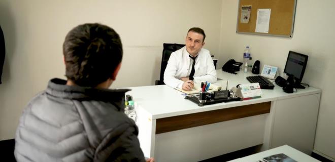 Nesli ihmal edemeyiz<br>  Bursa Büyükşehir Belediye Başkanı Alinur Aktaş, en fazla önem verdikleri konunun başında sağlıklı, donanımlı, milli ve manevi değerlere bağlı bir nesil yetiştirmek olduğunu hatırlatarak, bu doğrultuda her alanda önemli yatırımlar yaptıklarını söyledi. Gençleri kültür, sanat ve spora yönlendirecek çalışmaları hayata geçirirken, özellikle bağımlılıkla mücadelede konusunda da önemli bir görev üstlendiklerini ifade eden Başkan Aktaş, ?Çağımızın en büyük vebası olan uyuşturucuya karşı hep birlikte mücadele ederek özellikle çocuklarımızı bu illetten uzak tutmalıyız. Bilge Mimar Turgut Cansever'in veciz ifadesini unutmayalım. ?Şehri imar ederken, nesli ihya etmeyi ihmal ederseniz, ihmal ettiğiniz nesil, imar ettiğiniz şehri tahrip eder?. Madde bağımlılığı ile mücadelede yalnız değilsiniz. Bursa Büyükşehir her daim yanınızda? diye konuştu.