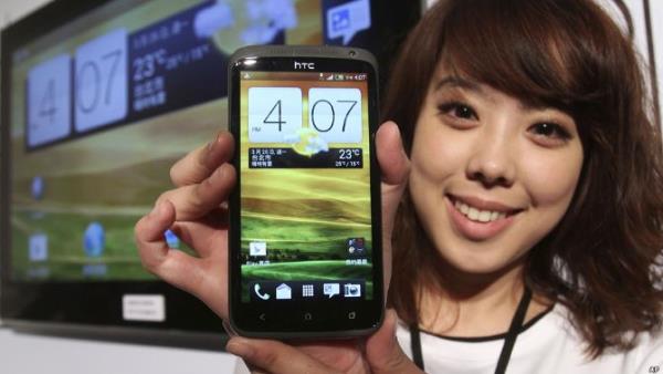 HTC's One X (2012): Dört çekirdekli işletimci kullanan yeni telefonlardan. Geniş ekranı ve yüksek çözünürlü fotoğrafları ile ünlendi. Apple'ın işletim sistemi iOS'in büyük rakibi olan Google'ın Android işletim sistemini kullanıyor.