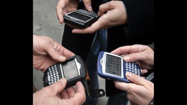 Blackberry (2003): Kanadalı RIM şirketi, başlangıçta iş dünyasına hitap eden bu telefonla email bağımlılığı olgusunu yarattı. 2011'de email, internet gibi bazı servislerde sorun yaşandı. Kârlarında büyük düşüş yaşayan şirket yeniden iş dünyasına yoğunlaşma kararı aldı.