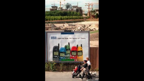 Nokia 5100 (1998): Renkli kılıflar telefonlara kişisel özellik kattı. Nokia'nın, Alman Soykırım Anıtı'nın inşaat alanındaki bir çit üzerinde ‘Herkes hak ettiğini bulur’ sloganıyla tanıttığı yeni modellerinin reklamı tartışma yarattı.