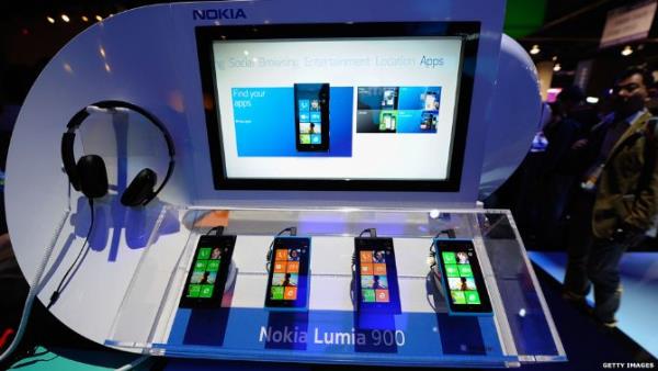 Nokia Lumia 900 (2012): Windows'un yeni cep versiyonu. Tasarımı ile beğeni topladı. Finlandiya kökenli Nokia son yıllarda iPhone ile rekabette geri kalmış, Ocak ayı satışları bir önceki yıla göre %21 düşüş göstermişti. Son araştırmalar, Nokia'nın dünyanın en büyük cep telefonu üreticisi statüsünü kaybettiğini ortaya koyuyor.