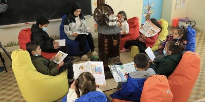 Dağ köyündeki okulu sıcak yuvaya dönüştürdü