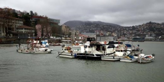 Karadeniz coştu: 7 metrelik dalgalar kıyıya vurdu