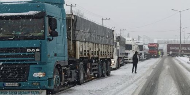 Kar nedeniyle kapanan TEM Ankara yönü açıldı