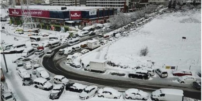 İstanbul'da kar esareti: Yolda kalan araçlar çekiliyor