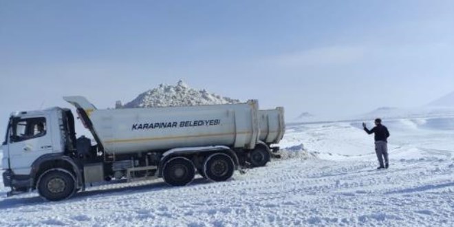 Kuruyan Meke Gölü'ne kamyonlarla kar taşınıyor