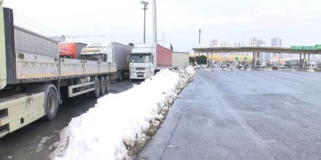 Hadımköy'de TIR'ların 'kar' bekleyişi sürüyor