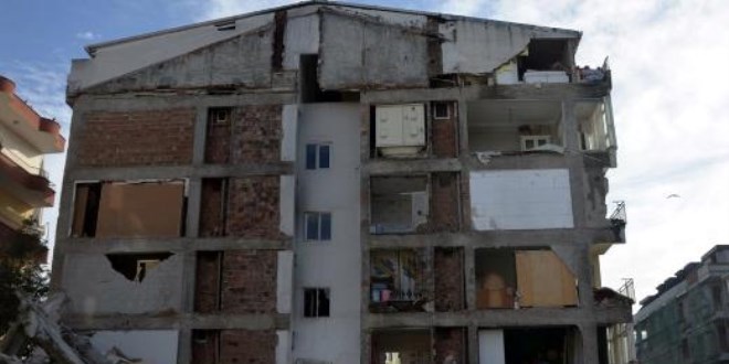 Bina duvarsız kaldı: 40 yıl ortak duvar kullanmışlar