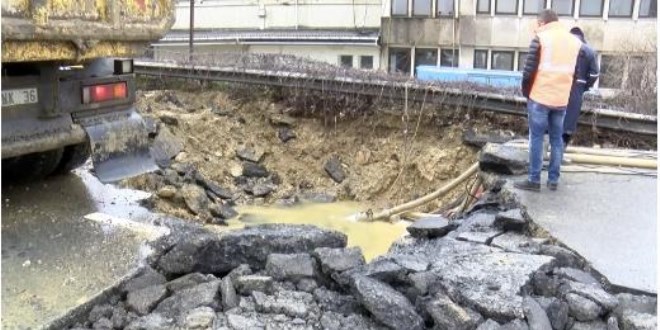 Bahçelievler'de yol çöktü, cadde trafiğe kapatıldı