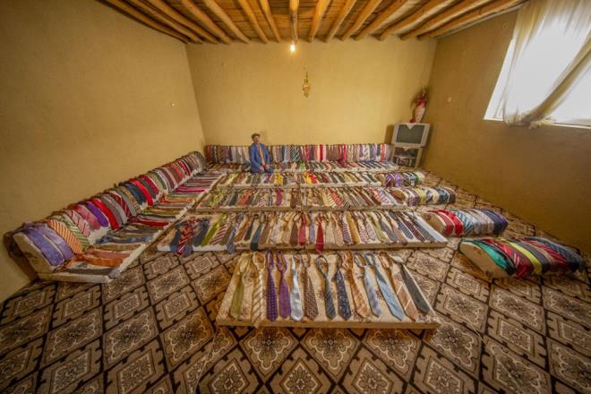 İlçeye 15 kilometre uzaklıktaki Bedir Bey mezrasında oturan 4 çocuk babası Akbulut, renkli yaşamıyla dikkati çekiyor.
