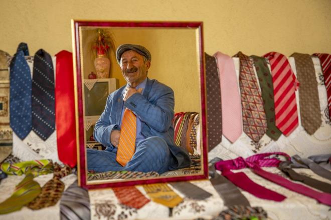 "ASLA DIŞARIYA KRAVATSIZ ÇIKMAM"    Akbulut, 100'e yakın takım elbisesinin de olduğunu belirterek, "Bana herkes kravat hediye ediyor. Artık eve sığmıyor. Onları koyacak yer bulamıyorum. Mecbur odamda sergiliyorum" diye konuştu.