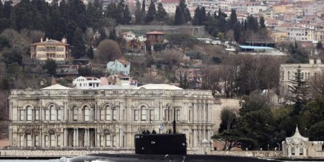 Rus denizaltısı İstanbul Boğazı'ndan geçti