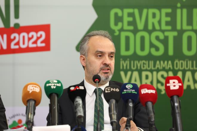 Küresel ısınmaya bağlı yaşanan iklim değişiklikleri ile hava, su ve toprak kirliliği gibi çevre problemleri, günümüzde sadece Türkiye'nin değil dünyanın önemli gündem maddesi olurken; Bursa'da örnek çevre yatırımlarını hayata geçiren Büyükşehir Belediyesi, şimdi de kentteki en iyi çevre uygulamalarını ön plana çıkarmak amacıyla yarışma düzenliyor. 'Çevre İle Dost Ol İyi Uygulama Ödülleri Yarışması' ile Bursa'da çevre alanında yapılan iyi uygulamaların özendirilmesi ve çevresel farkındalığın artırılması hedefleniyor. Yarışma ile çevrenin korunmasına yönelik sürdürülebilir projelerin teşvik edilmesi, atık ve israfın önlenmesi, oluşan atıkların kaynağında ayrı toplanması, geri dönüşüm ile hammadde ve enerji tasarrufunun sağlanması, gelecek nesillere temiz ve daha yaşanabilir dünya bırakılması amaçlanıyor. Yarışmanın danışma kurulunda Çevre, Şehircilik ve İklim Değişikliği İl Müdürlüğü, İl Milli Eğitim Müdürlüğü, Bursa Teknik Üniversitesi, Uludağ Üniversitesi, Bursa Ticaret ve Sanayi Odası, Türkiye Sağlıklı Kentler Birliği ve TMMOB Çevre Mühendisleri Odası Şube Başkanlığı temsilcileri yer alıyor.