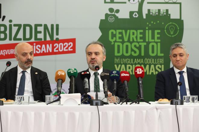 'Yeşil, sadece renk değil'<br>  Bursa'nın 'yeşille' anılan bir kent olduğunun altını çizen Başkan Aktaş, 'Yeşil, sadece renk olmasının çok ötesinde, doğayı simgelemesinden dolayı çok şeyi çağrıştırmaktadır. Her şeyden önce renk olarak yeşil; çevreci olmayı, organik hayatı ve sağlıklı olmayı simgelemektedir. Hedefimiz, doğası ile anılan Bursa'yı her alanda yeşil olarak tanıtmaktır. Bu özelliğimizi daha da güçlendirmeliyiz. Bursamızda özel sektör, kamu kurumları, okullar ve sivil toplum kuruluşları tarafından çok önemli çevre projeleri yürütülüyor. Bu projelerin ortaya çıkartılarak paydaşlar arasında sinerjinin oluşturulması, kentimizin çevre ve yaşam kalitesinin geliştirilmesi açısından önemli. Bu amaçla Çevre Koruma, Kontrol ve İklim Değişikliği Dairesi Başkanlığımız koordinasyonunda, Bursa ölçeğinde, çevre alanında yapılan iyi uygulamaların ön plana çıkartılması amacıyla Çevre ile Dost Ol İyi Uygulama Ödülleri Yarışması düzenliyoruz. Sanayi ile büyüyen, sanayi ile gelişen ama yeşil özelliğinden hiçbir şey kaybetmeyen, aksine bu özelliğini daha da belirginleştiren Bursa olma hayaliyle tüm paydaşlarımıza ve destek veren tüm kuruluşlara yürekten teşekkür ediyorum' diye konuştu.