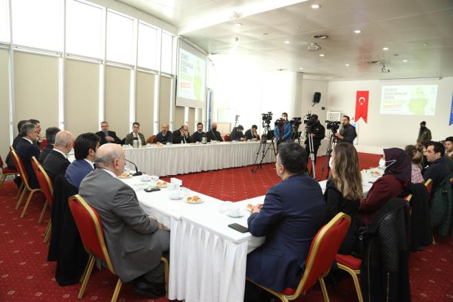 Yeşil kalkınmaya destek<br>  Çevre, Şehircilik ve İklim Değişikliği Bakanlığı'nın açıkladığı 'Yeşil Kalkınma' hedeflerine Bursa?dan da büyük katkı sağlayacak yarışma, Büyükşehir Belediye Başkanı Alinur Aktaş tarafından kamuoyuna duyuruldu. Danışma kurulunda yer alan kurum ve kuruluşların temsilcilerinin de katıldığı toplantıda konuşan Başkan Aktaş, küresel ölçekte en büyük çevre sorunlarından birinin iklim değişikliği olduğunu, bunun da tarım ve gıda, içilebilir su ve sağlık başta olmak üzere hayatın her safhasını etkilediğini vurguladı. İklim değişikliği ile ilgili farkındalığının topluma yayılması ve toplumun bilinç düzeyinin arttırılmasının büyük önem taşıdığını ifade eden Başkan Aktaş, 'Çevre, Şehircilik ve İklim Değişikliği Bakanımız Sayın Murat Kurum tarafından geçtiğimiz hafta yeşil kalkınma sonuç bildirgesi açıklandı. Ülkemizin yeşil kalkınma sürecinde göstermiş olduğu güçlü iradeyi Bursa olarak yerelde desteklemek adına bizler de birçok çalışmayı hayata geçiriyoruz. Şehrimize duyduğumuz saygı ve sevgi ile kentimizin her geçen gün daha yaşanabilir ve sağlıklı hale gelmesi için çalışmalarımızı sürdürüyoruz. Bu kapsamda; içme suyu isale hatlarının yenilenmesinden atıktan enerji üretimine, arıtma tesislerinden karbon ayak izinin belirlenmesine, sürdürülebilir enerji ve iklim değişikliği uyum planı yapılmasına kadar her alanda önemli çalışmaları hayata geçirdik' dedi.