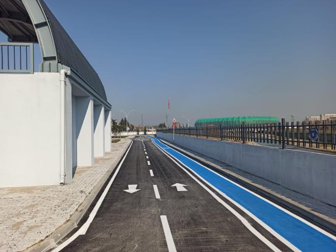 Trafik kültürü oluşacak<br>  İl Emniyet Müdürlüğü ile imzalanan protokol kapsamında hazırladıkları projenin geleceğe büyük katkılar sağlayacağını dile getiren Bursa Büyükşehir Belediye Başkanı Alinur Aktaş, 'Bursa'da sorun olarak konuşulan konuların başında ulaşım ve trafik geliyor. Bu kapsamda Büyükşehir Belediyesi olarak önemli yatırımları hayata geçiriyoruz. Yatırım bütçemizde en büyük payı ulaşıma ayırıyoruz. Ancak trafik sorununun yeni yollar, kavşaklar ve raylı sistemler gibi sadece fiziki yatırımlarla çözülmesi de mümkün değil. Öncelikle her bir bireyin trafik kuralları konusunda bilinçlenmesi gerekiyor. Bu yüzden projeyi çok önemsedik. Geleceğimiz olan çocuklarımızın bu konuda bilinçlenmesini istiyoruz. Trafiğin bir kültür olduğuna inanıyoruz. Çocuklarımız burada, İl Emniyet Müdürlüğü tarafından görevlendirilen polislerimiz ile birlikte araç kullanacaklar. 'Ağaç yaşken eğilir' sözüne inanıyoruz ve çocuklarımıza bu eğitimi en iyi şekilde vereceğiz' dedi.