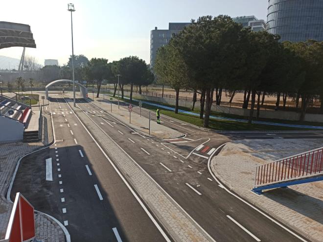 Bursa'da trafik ve ulaşımın sorun olmaktan çıkması için yeni yollar, köprü ve kavşaklar, raylı sistemler, toplu taşımanın yaygınlaştırılması gibi pek çok projeyi hayata geçiren Büyükşehir Belediyesi, trafik kurallarını iyi bilen, donanımlı nesil yetişmesi için ayrıcalıklı bir projeyi kente kazandırıyor. Nilüfer İlçesi Odunluk Mahallesi'nde Nilüfer Çayı kenarındaki 6065 metrekare alan üzerinde hayata geçirilen ve inşaat alanı 530 metrekare olan projede imalatlar tamamlandı. Tamamen eğitim amaçlı olarak tasarlanan proje; prefabrik, betonarme ve çelik yapılardan oluşuyor. Yaklaşık 300 metre bisiklet yolu ve yürüyüş yolu yer alan projede; 1 adet idari yönetim binası, 1 adet minyatür oto deposu, 126 kişi kapasiteli 1 adet kapalı tribün, 1 adet geçit tüneli ve 1 adet yaya üst geçidi bulunuyor. Açılış için son düzenlemelerin yapıldığı park, özellikle eğitim kurumları için önemli bir uygulamalı ders alanı haline gelecek ve çocuklar trafik kurallarını bizzat yaşayarak öğrenecek.