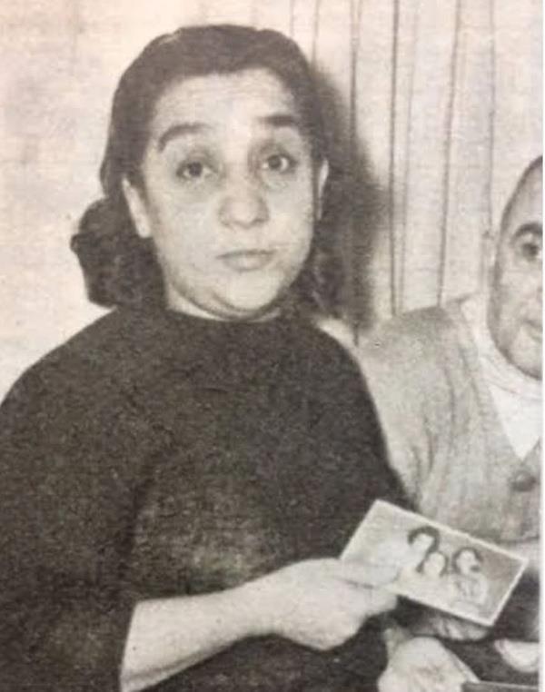 "Ahmet onun 15 yaşındayken kaybettiği oğlu, hayatının en büyük acısı":<br> Adile Naşit?in 15 yaşındayken hastalıktan kaybettiği oğlu Ahmet?in adını, kendi oğluna veren Naşit Özcan açıklamalarına şöyle devam etti:    "Ahmet onun 15 yaşındayken kaybettiği oğlu, hayatının en büyük acısı. Hep taşıdı onu. Her akşam işten döndüğünde otururduk masaya.