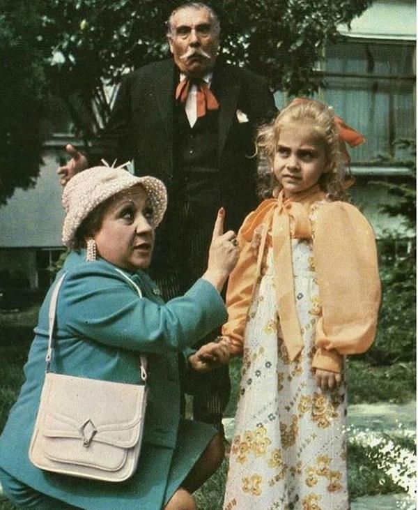 Naşit Özcan olarak devam ettiğim için kimse benim aileden geldiğim için torpilli diyemediler. O yüzden de ne yaptımsa tek başına yaptım. Duyuyorlarsa ruhları şad olsun. Yukarıda çok güzel ve müthiş bir kadro var. İnşallah biz de oraya gittiğimizde o kadronun yanına gideriz diye düşünürüm."