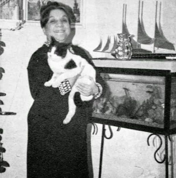 Dururdu yemeği önünde. Başlardı böyle şıpır şıpır ağlamaya, sonra gözyaşını silerdi. Hadi bakalım. yemeklerimizi yemeğe başlayalım derdi. Ritüeliydi o her gün. Zaten onu o hastalığa götürdü."