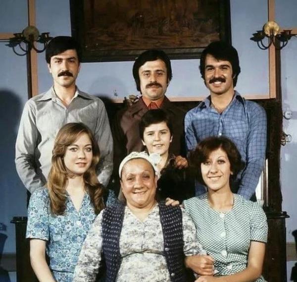 "Böyle bir ailede olmak gururlu, çok ağır bir yük" : <br> Dedesi Naşit Bey, halası Adile Naşit, babası Selim Naşit olan ve sanatçı bir aileden gelen Naşit Özcan "Böyle bir ailede olmak gururlu, çok ağır bir yük. Eğer onların yolunda ilerliyorsanız hele çok daha ağır bir yük. Ben inanıyorum ki Naşit'lerin soyadını hiç yere düşürmedim. Şehir Tiyatroları'nda 35 yılım geçti. Birçok ödüller aldık." dedi.