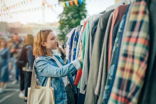 Moskova Kızıl Meydan'da ana mağazası bulunan Burberry, "Rusya'daki siparişleri yerine getirmenin zorlaşması" nedeniyle tüm sevkiyatları duraklattığını söyledi.    Rusya, 2021 yılında 452 milyar dolar değeriyle Avrupa'nın en büyük beşinci perakende pazarı konumunda bulunuyordu.    Bazı markalar, daha sonraki bir tarihte ülkeye geri dönmek adına köprülerini yakmak istemezken, GlobalData danışmanı Chris Weafer, birçok firmanın satışları tamamen geri çekmek yerine basitçe "yeniden düşündüklerini" veya "askıya aldıklarını" söylemelerinin nedeninin bu olduğunu vurguladı.