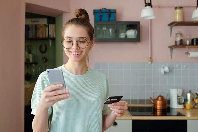PERAKENDE    Perakende danışmanlığı GlobalData, İsveçli moda devi H&M?in Rusya?daki faaliyetlerini durduran son perakende şirketi olduğunu ve birçok şirketin de bu kervana dahil olacağını söyledi.    H&M, Ukrayna'daki "trajik gelişmelerden" bahsederken, Nike dahil diğer dünyaca ünlü perakende şirketleri, Rusya'daki müşterilere mal teslimatını şu anda garanti edemeyeceklerini belirtti.