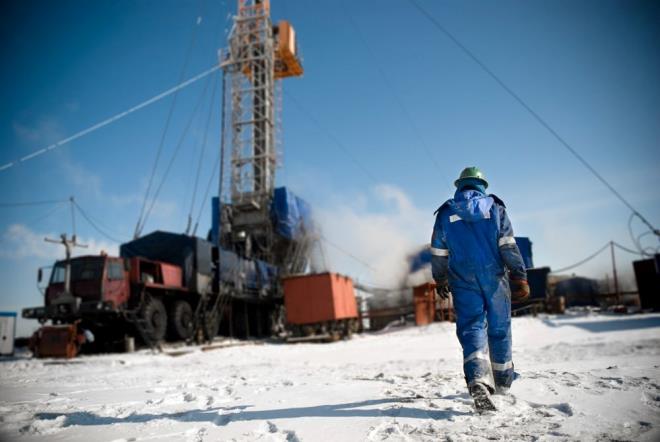 BENZİN VE GAZ    Ukrayna'da çatışma patlak verdiğinde, Rus enerji devi Rosneft'te büyük bir hisseye sahip olan BP, birkaç gün içinde operasyonlarını erteleneceğini duyurdu.    BP?nin kararının ardından Shell, ExxonMobil ve Equinor hissedarların yanı sıra hükümetler ve halktan gelen baskıların ardından Rusya yapılan yatırımlarını keseceklerini açıkladı.