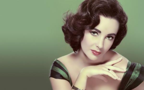 Hollywood'un menekşe gözleri 2011'de kapandı. Oscar ödüllü Elizabeth Taylor ölümünün üzerinden bir yıl geçtiğinde kişisel eşyalarının satışı ve teliflerden 210 milyon dolar kazanç elde etti. Gelir Taylor'ın 4 çocuğu ve dernekleri arasında paylaştırıldı.