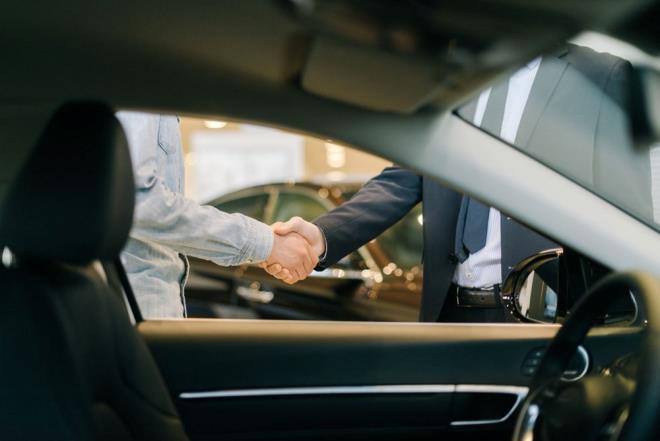 KREDİ TUTARI YÜZDE 70'İ AŞAMAYACAK     Kredi Yönetmeliğinin 12/A maddesinin ikinci fıkrası ile Finansal Kurumlar Yönetmeliğinin 11/A maddesinin birinci fıkrasında düzenlenen, taşıt teminatlı krediler hariç, tüketicilere binek araç edinimi amacıyla kullandırılacak taşıt kredilerinde veya yapılacak finansal kiralama işlemlerinde, kredi tutarının taşıtın değerine oranının, nihai fatura değeri 400 bin lira ve altında olan taşıtlar için yüzde 70'i aşamamasına karar verildi.