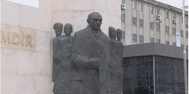 Atatürk Anıtı'nda 'benzerlik' tartışması