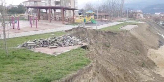 Çocuk parkında heyelan